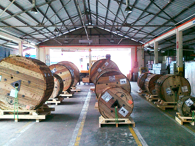 Wooden drum palletizing service by Popular Pack team.